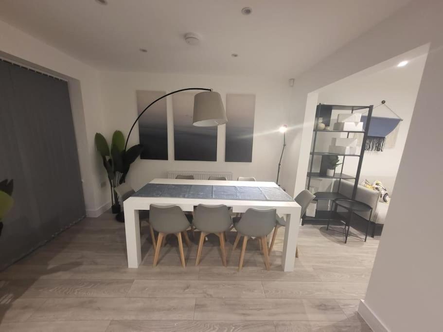 מנצ'סטר New 4 Bedrm House! Parking. 10Min To City / Etihad מראה חיצוני תמונה