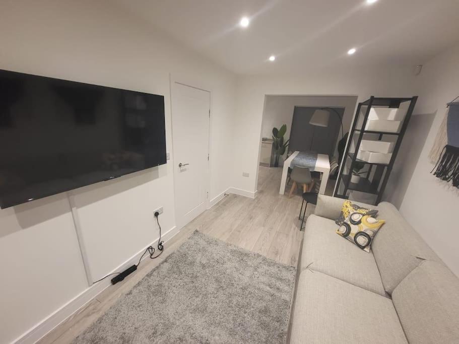 מנצ'סטר New 4 Bedrm House! Parking. 10Min To City / Etihad מראה חיצוני תמונה