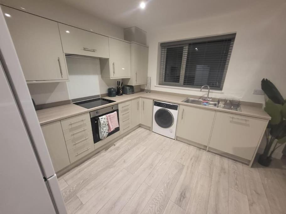 מנצ'סטר New 4 Bedrm House! Parking. 10Min To City / Etihad מראה חיצוני תמונה