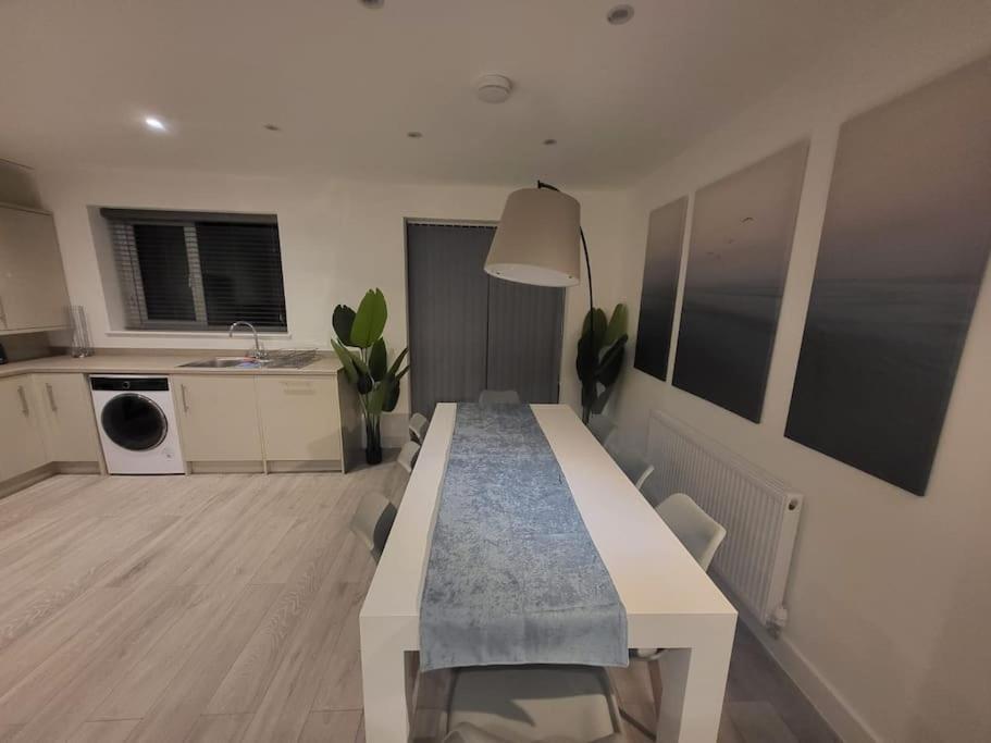מנצ'סטר New 4 Bedrm House! Parking. 10Min To City / Etihad מראה חיצוני תמונה